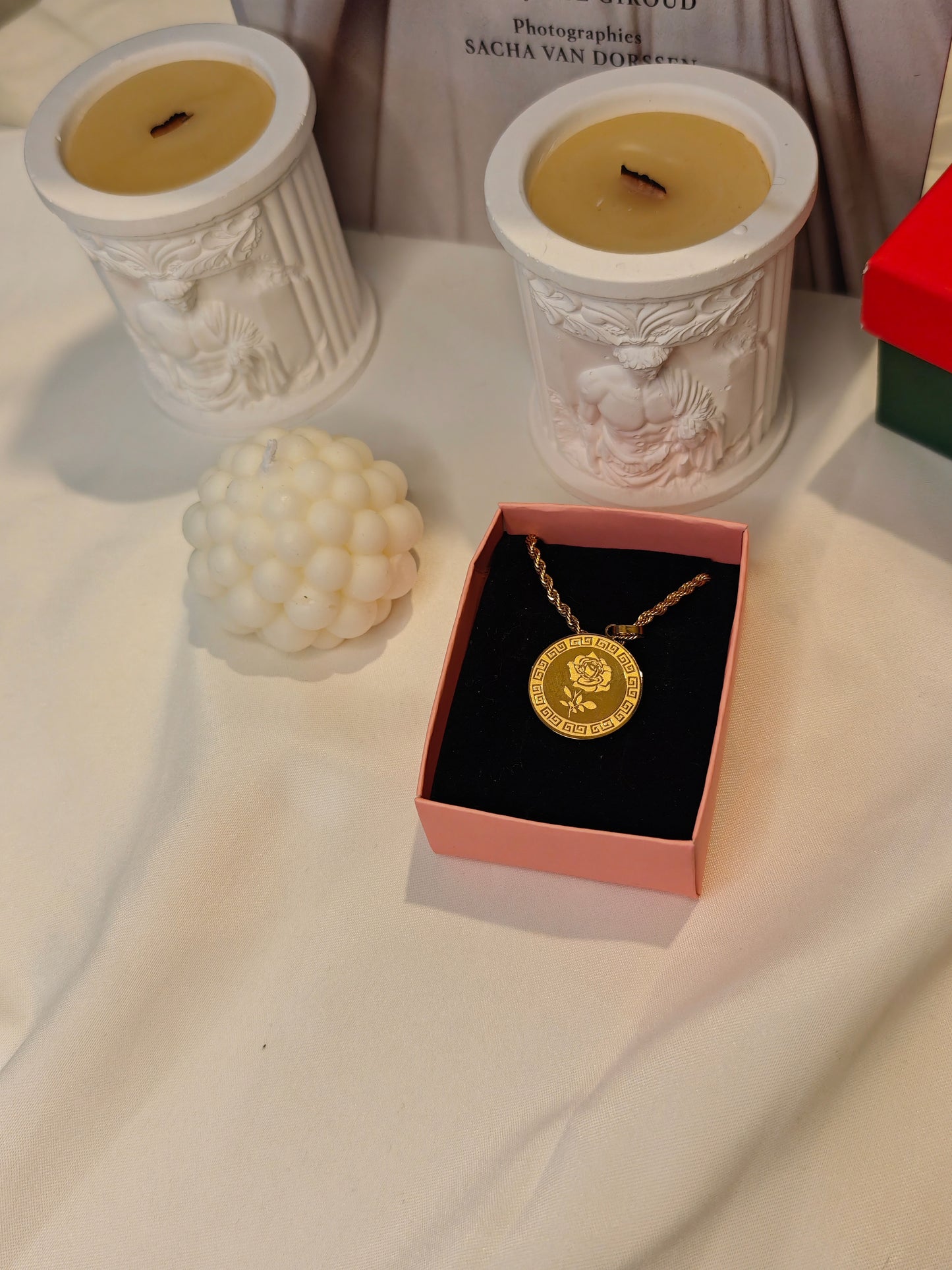 Gül İşlemeli Gold Kolye